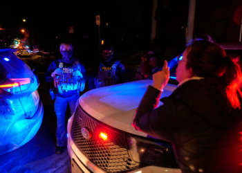 Imigrante é baleado na perna por agente de imigração em Minneapolis