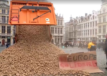 Agricultores despejam caminhão de batata em protesto contra acordo UE-Mercosul e são cobrados pela prefeitura de Bruxelas; VÍDEO