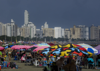 Santos proíbe consumação mínima na praia; confira regras no litoral de SP