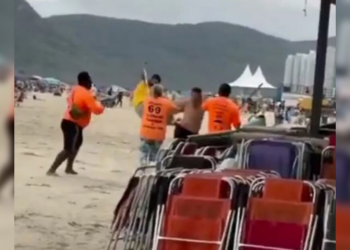 Turista argentino é agredido por ambulantes em praia de SC; veja vídeo