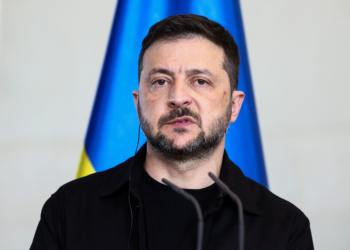 Zelenskiy diz que duas pessoas morreram e várias ficaram feridas em ataques aéreos russos contra a Ucrânia