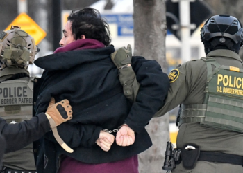 Governo Trump orienta agentes do ICE a entrar nas casas de imigrantes sem mandado, diz agência