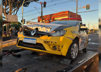 Viatura da PM e Astra colidem em cruzamento em Apucarana