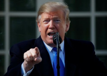 Juíza dos EUA bloqueia iniciativa do governo Trump de encerrar status legal de 8,4 mil imigrantes