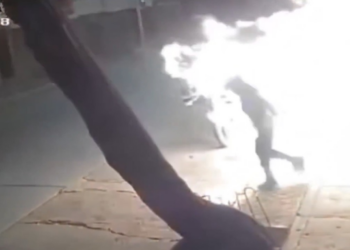 Homem tenta atear fogo em concessionária de motos, mas acaba tomado pelas chamas; VÍDEO
