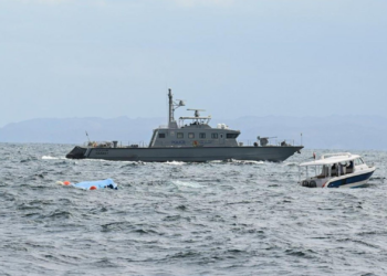 Barco com 25 turistas franceses naufraga na costa do Omã; 3 morrem