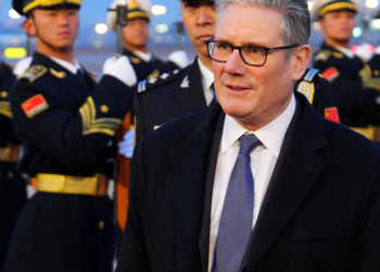 Premiê do Reino Unido chega à China em viagem vista como desafio a Trump