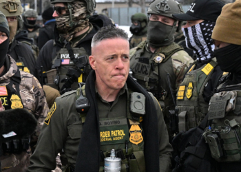 'Adeus, Bovino': Manifestantes se reúnem em Minneapolis para celebrar saída de chefe de operação anti-imigração na cidade