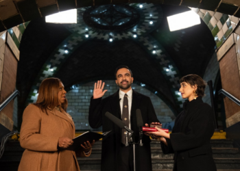 Mamdani, opositor de esquerda de Trump, toma posse como prefeito de Nova York