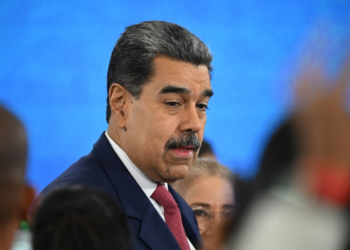 É #FAKE que foto mostre Maduro escoltado por agentes dos EUA após captura; imagem foi criada com inteligência artificial