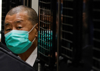 Magnata da mídia pró-democracia é condenado a 20 anos de prisão em Hong Kong