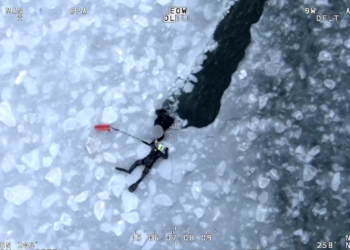 Polícia usa helicóptero para fazer resgate de três homens em águas congeladas em Nova York; veja VÍDEO