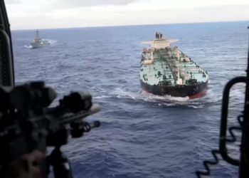 EUA interceptam petroleiro no Oceano Índico após fuga e perseguição; VÍDEO