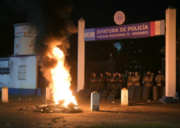 Rebelião policial na Argentina tem queima de pneus e cobrança por melhores salários
