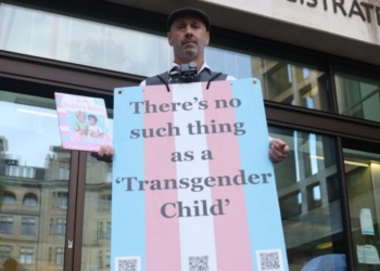 Associação médica dos EUA anuncia oposição a cirurgias de mudança de sexo em menores