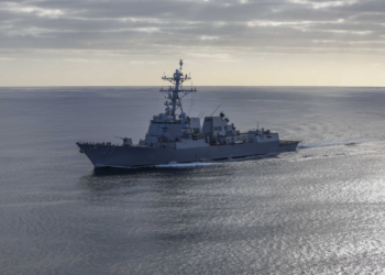 Dois navios da Marinha dos EUA colidem em águas próximas à América do Sul, diz jornal