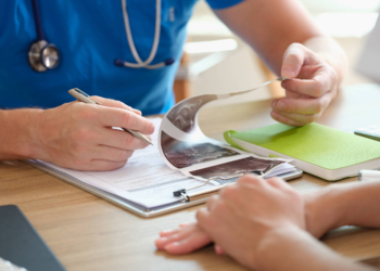 Prefeituras fazem campanha por 'atestado médico consciente' e dizem que medida reduz filas em UPAs