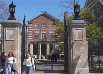 Governo Trump abre nova ação judicial contra Harvard e pede documentos sobre processos de admissão