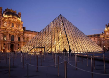 Fraude na bilheteria do Museu do Louvre leva 9 pessoas à prisão; funcionários são suspeitos de integrar rede