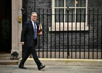 Premiê do Reino Unido enfrenta maior crise até aqui e pode cair ainda este mês