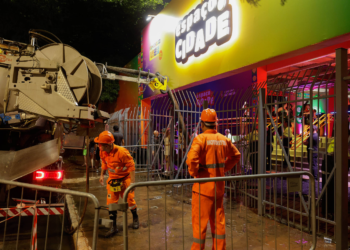 Esgoto estoura e alaga entrada do camarote da Prefeitura no Carnaval