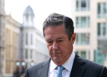 Epstein pediu fantasia de Branca de Neve antes de abordar o tema com banqueiro do Barclays