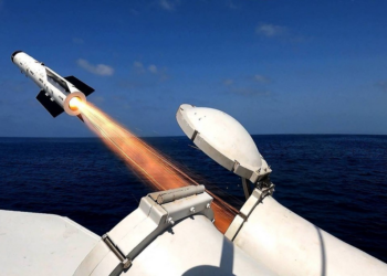 Irã realiza novo exercício militar no Estreito de Ormuz na véspera de negociações nucleares com os EUA