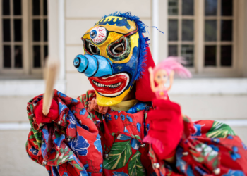 Fofão de cara feia reforça a tradição do Carnaval de rua de São Luís, no Maranhão