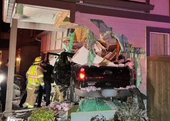 VÍDEO: carro em alta velocidade 'voa' e abre buraco em casa nos EUA