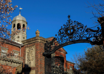 Vínculos de Epstein com acadêmicos revelam lado sombrio da captação de recursos universitários nos EUA