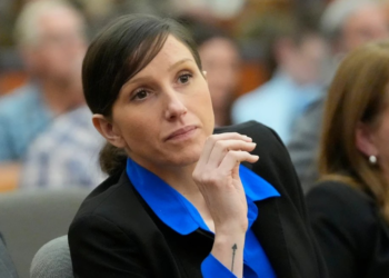 Mãe que escreveu livro para ajudar os filhos a lidarem com a morte do pai será julgada pelo assassinato