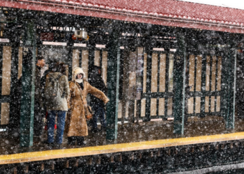 Prefeito de Nova York decreta toque de recolher por tempestade de neve; veja FOTOS