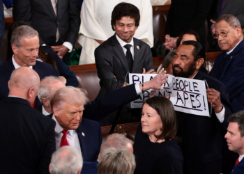 Deputado democrata é retirado por protestar em discurso de Trump