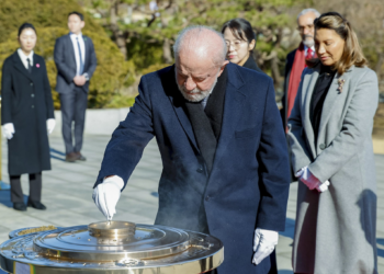 VÍDEO: Lula ganha luva com quatro dedos durante viagem à Coreia do Sul