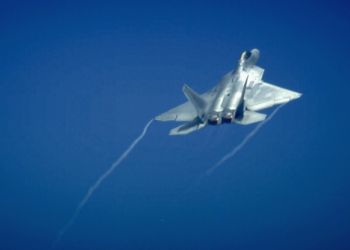 Estados Unidos mandam caças F-22 para Israel em meio a aumento de tensões com o Irã, diz jornal