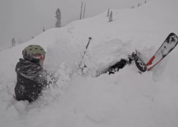 É #FATO: Esquiadores salvam homem soterrado por neve na Califórnia; assista
