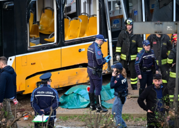 Bonde descarrila e deixa um morto e cerca de 20 feridos em Milão, na Itália