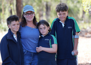 Jovem de 13 anos vira herói após nadar por horas para salvar a família que estava à deriva em alto-mar