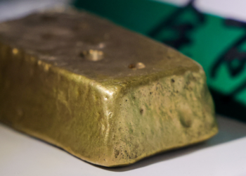 Ouro amplia ganhos com escalada de tensões entre EUA e Irã e cenário incerto para os juros