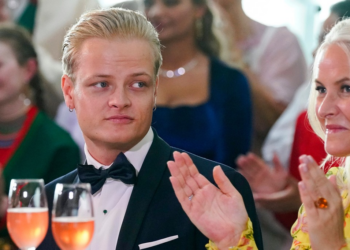 Filho da princesa herdeira da Noruega vai às lágrimas ao depor em julgamento por estupro