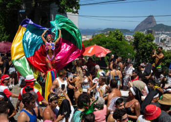EUA emitem alerta de segurança e pedem que cidadãos americanos 'evitem favelas' no Carnaval do Brasil