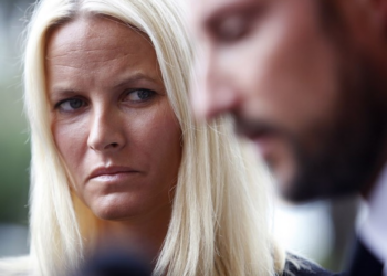 Princesa herdeira da Noruega pede desculpas ao rei e à rainha por amizade com Epstein