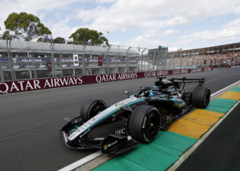 Russell vence GP da Austrália e lidera dobradinha da Mercedes na abertura da Fórmula 1
