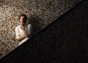 Celular é uma máquina de US$ 15 tri te espionando e isso é um risco para a liberdade, diz escritor