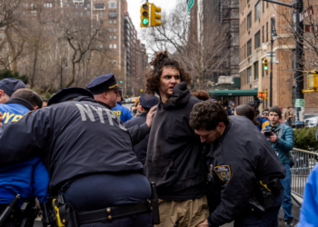 VÍDEO mostra momento em que homem tenta detonar bomba na frente da casa do prefeito de NY