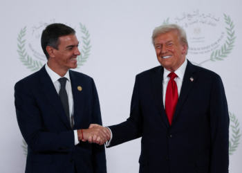 É #FAKE que vídeo mostre bronca de Trump em premiê espanhol por 'traição' na guerra contra o Irã; cena ocorreu em 2019