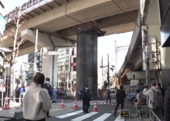 Super Mario? Cano gigante 'salta' do asfalto e fecha via movimentada no Japão