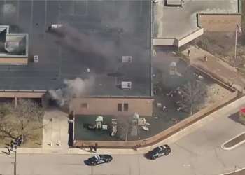 Polícia cerca sinagoga nos EUA após atirador invadir o local; suspeito morreu, diz agência