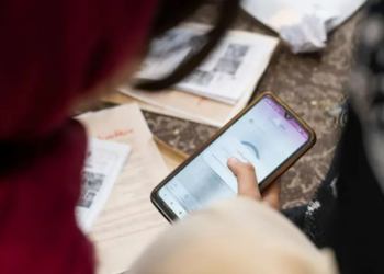 Conexões secretas na fronteira e redes privadas: como iranianos desesperados mantêm contato com familiares no exterior