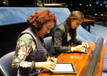 Na era da IA, por que os órgãos públicos ainda têm taquígrafos?